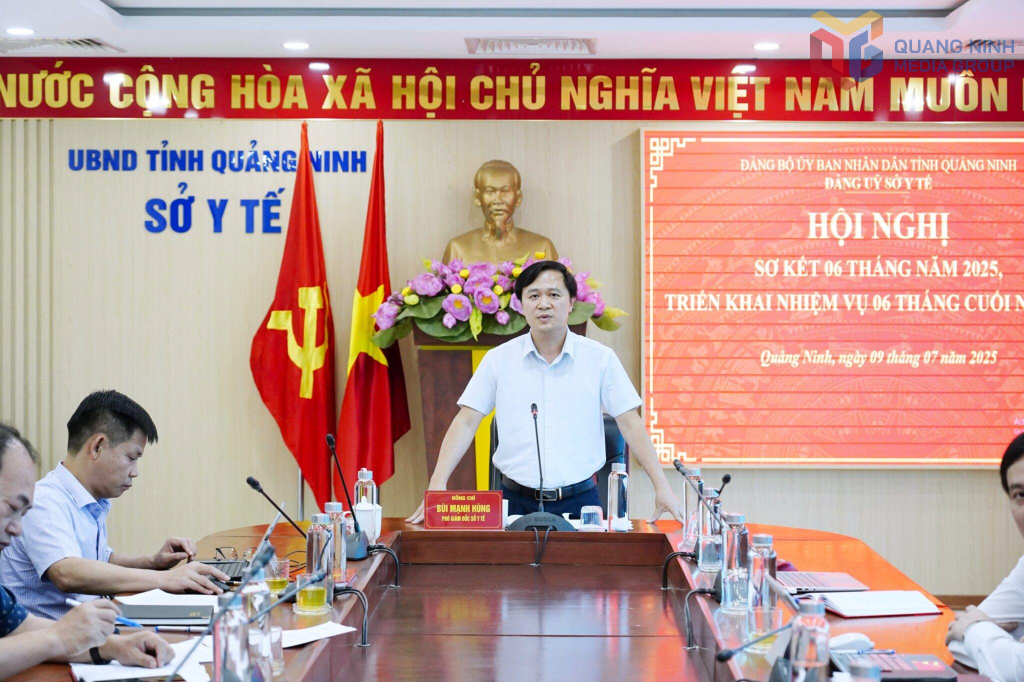 B&aacute;c sĩ CKII B&ugrave;i Mạnh H&ugrave;ng, Quyền Gi&aacute;m đốc Sở Y tế Quảng Ninh, chuy&ecirc;n ng&agrave;nh Quản l&yacute; y tế; l&agrave; c&aacute;n bộ quản l&yacute; c&oacute; nhiều năm kinh nghiệm trong c&ocirc;ng t&aacute;c chỉ đạo, điều h&agrave;nh hệ thống y tế v&agrave; tổ chức triển khai c&aacute;c chương tr&igrave;nh y tế quy m&ocirc; lớn.