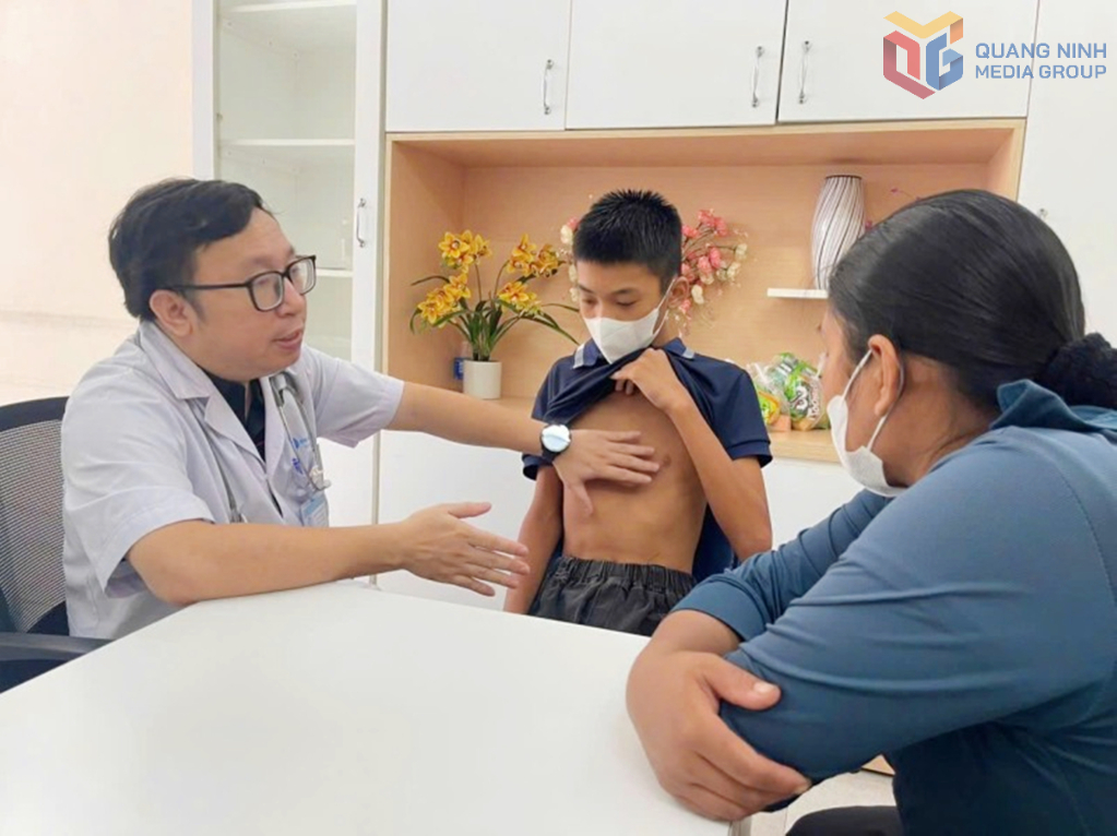 Quảng Ninh: 4 bác sĩ được công nhận là giảng viên thỉnh giảng Trường Đại học Y Hà Nội