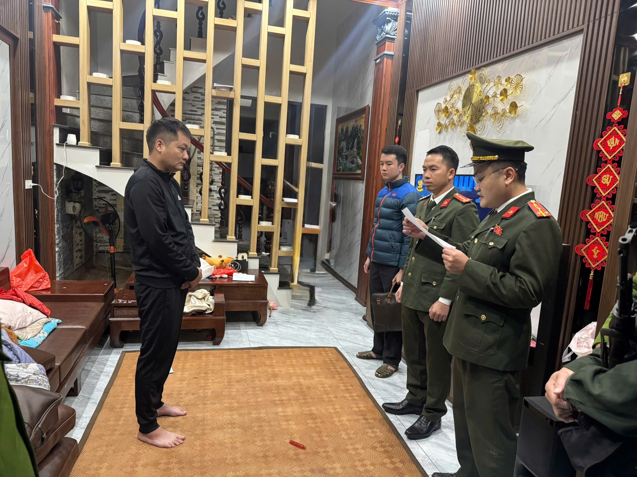 Cơ quan An ninh điều tra C&ocirc;ng an tỉnh Quảng Trị thi h&agrave;nh lệnh kh&aacute;m x&eacute;t nơi ở của Nguyễn Văn Chung. Ảnh: C&ocirc;ng an Quảng Trị cung cấp