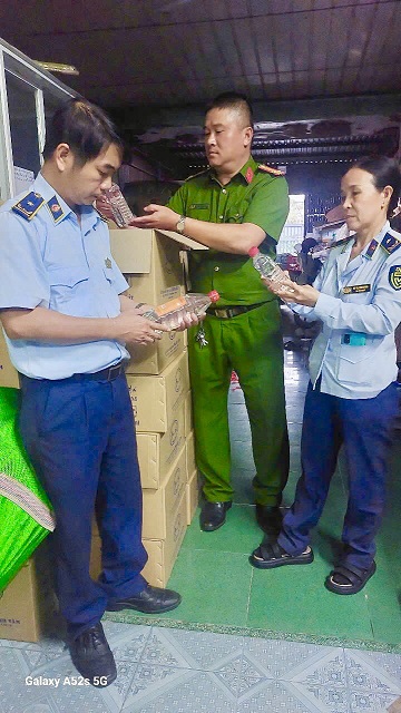 Lực lượng l&agrave;m nhiệm vụ kiểm tra l&ocirc; h&agrave;ng rượu B&agrave;u đ&aacute;. Ảnh: Vũ Nguyễn