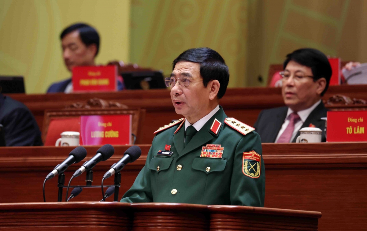 Đại tướng Phan Văn Giang, Ủy vi&ecirc;n Bộ Ch&iacute;nh trị, Ph&oacute; B&iacute; thư Qu&acirc;n ủy Trung ương, Bộ trưởng Bộ Quốc ph&ograve;ng tham luận về vấn đề &ldquo;X&acirc;y dựng Qu&acirc;n đội nh&acirc;n d&acirc;n c&aacute;ch mạng, ch&iacute;nh quy, tinh nhuệ, hiện đại, l&agrave;m n&ograve;ng cốt x&acirc;y dựng nền quốc ph&ograve;ng vững mạnh, hiện đại, gắn với nền an ninh nh&acirc;n d&acirc;n v&agrave; thế trận l&ograve;ng d&acirc;n vững chắc&rdquo;. (Ảnh: TTXVN)