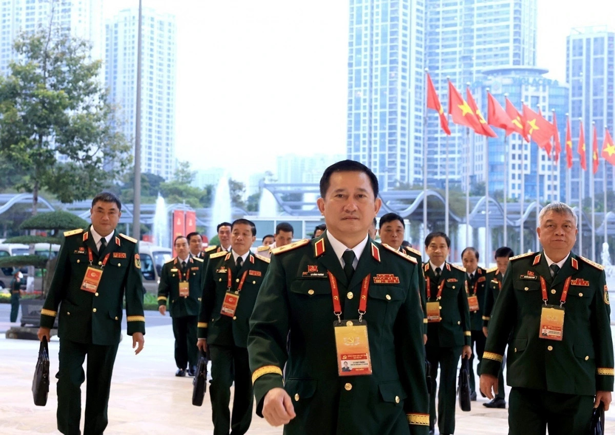 C&aacute;c đại biểu Đo&agrave;n Đảng bộ Qu&acirc;n đội đến dự phi&ecirc;n thảo luận tại hội trường về c&aacute;c văn kiện Đại hội, s&aacute;ng 21/1. (Ảnh: TTXVN)