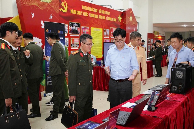 C&aacute;c đại biểu tham quan v&agrave; nghe giới thiệu về sản phẩm phục vụ c&ocirc;ng t&aacute;c đấu tranh ph&ograve;ng, chống tội phạm.