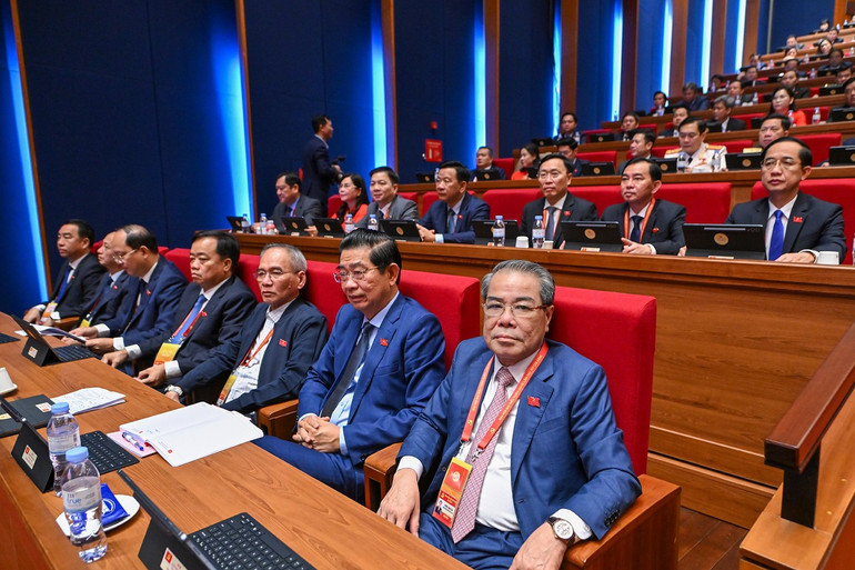 C&aacute;c đại biểu dự phi&ecirc;n thảo luận tại hội trường về c&aacute;c Văn kiện Đại hội.