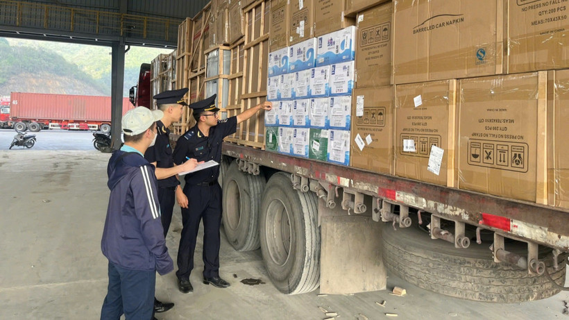 Lực lượng Hải quan cửa khẩu T&acirc;n Thanh kiểm tra h&agrave;ng ho&aacute; XNK tại kho b&atilde;i. Ảnh: LQĐ