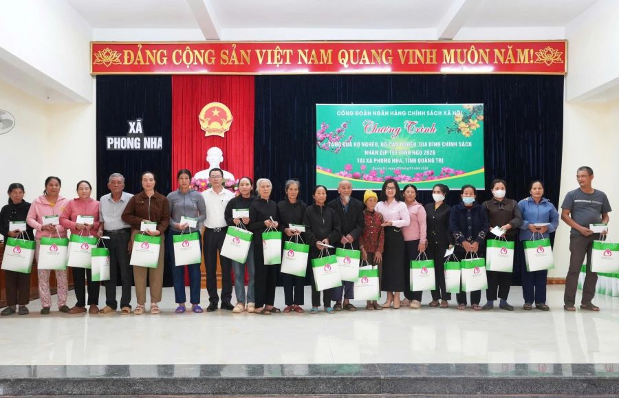 Quảng Trị: Trao 100 suất quà Tết cho các hoàn cảnh khó khăn