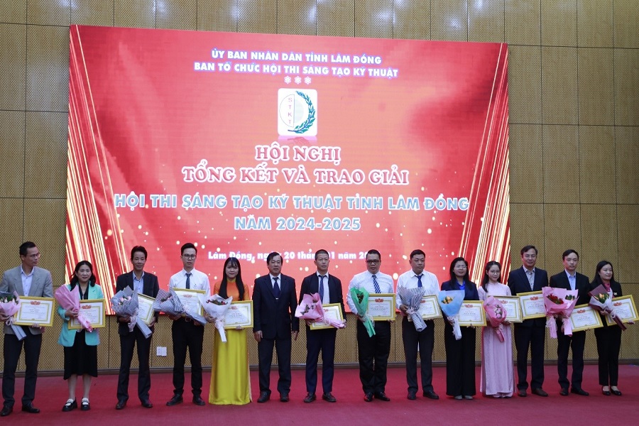 Tặng Giấy khen cho c&aacute;c tập thể c&oacute; th&agrave;nh t&iacute;ch tốt trong tổ chức tuy&ecirc;n truyền, vận động v&agrave; tham gia Hội thi