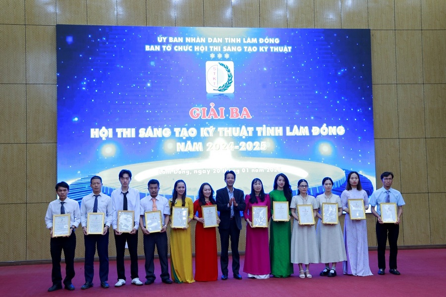 Trao giải Ba cho c&aacute;c t&aacute;c giả xuất sắc đạt giải