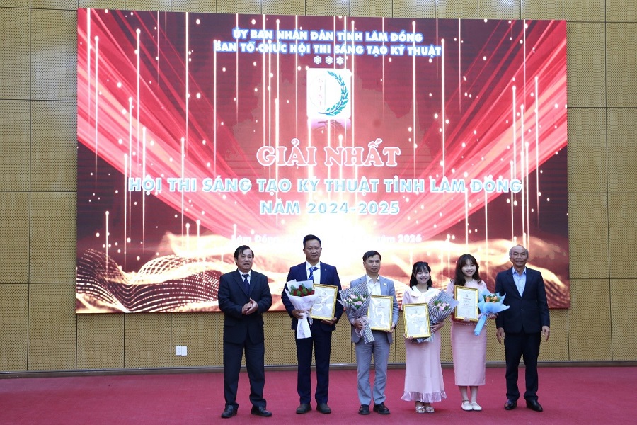 Trao giải Nhất cho c&aacute;c t&aacute;c giả xuất sắc đạt giải