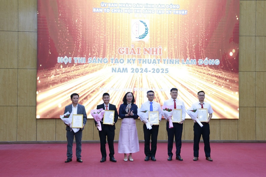 Trao giải Nh&igrave; cho c&aacute;c t&aacute;c giả xuất sắc đạt giải