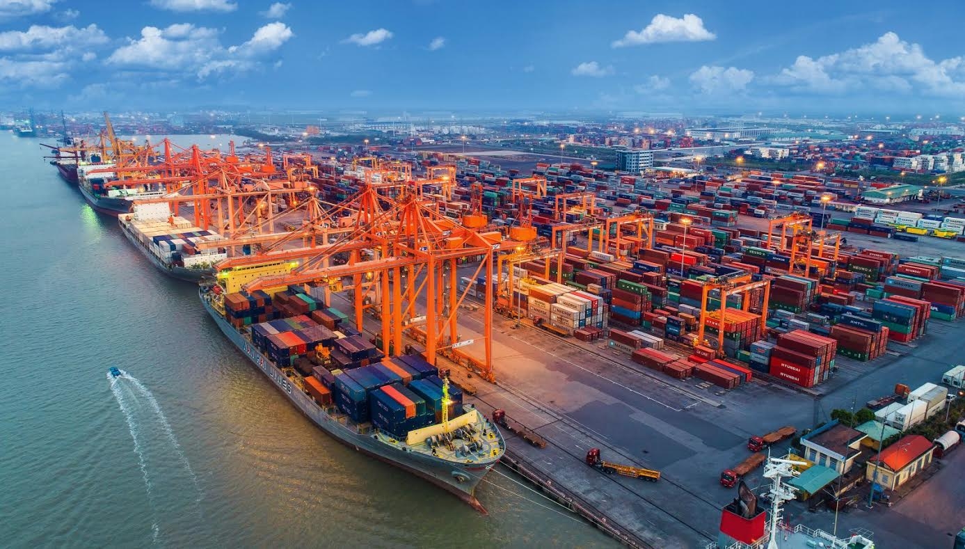 Hoạt động xuất nhập khẩu những tháng cuối năm được kỳ vọng tăng tốc, song doanh nghiệp cần đa dạng hóa thị trường, nâng tỷ lệ nội địa hóa và chủ động ứng phó với các rào cản thương mại để duy trì đà tăng trưởng xuất khẩu. Ảnh minh họa Hoạt động xuất nhập khẩu những tháng cuối năm được kỳ vọng tăng tốc, song doanh nghiệp cần đa dạng hóa thị trường, nâng tỷ lệ nội địa hóa và chủ động ứng phó với các rào cản thương mại để duy trì đà tăng trưởng xuất khẩu. Ảnh minh họa