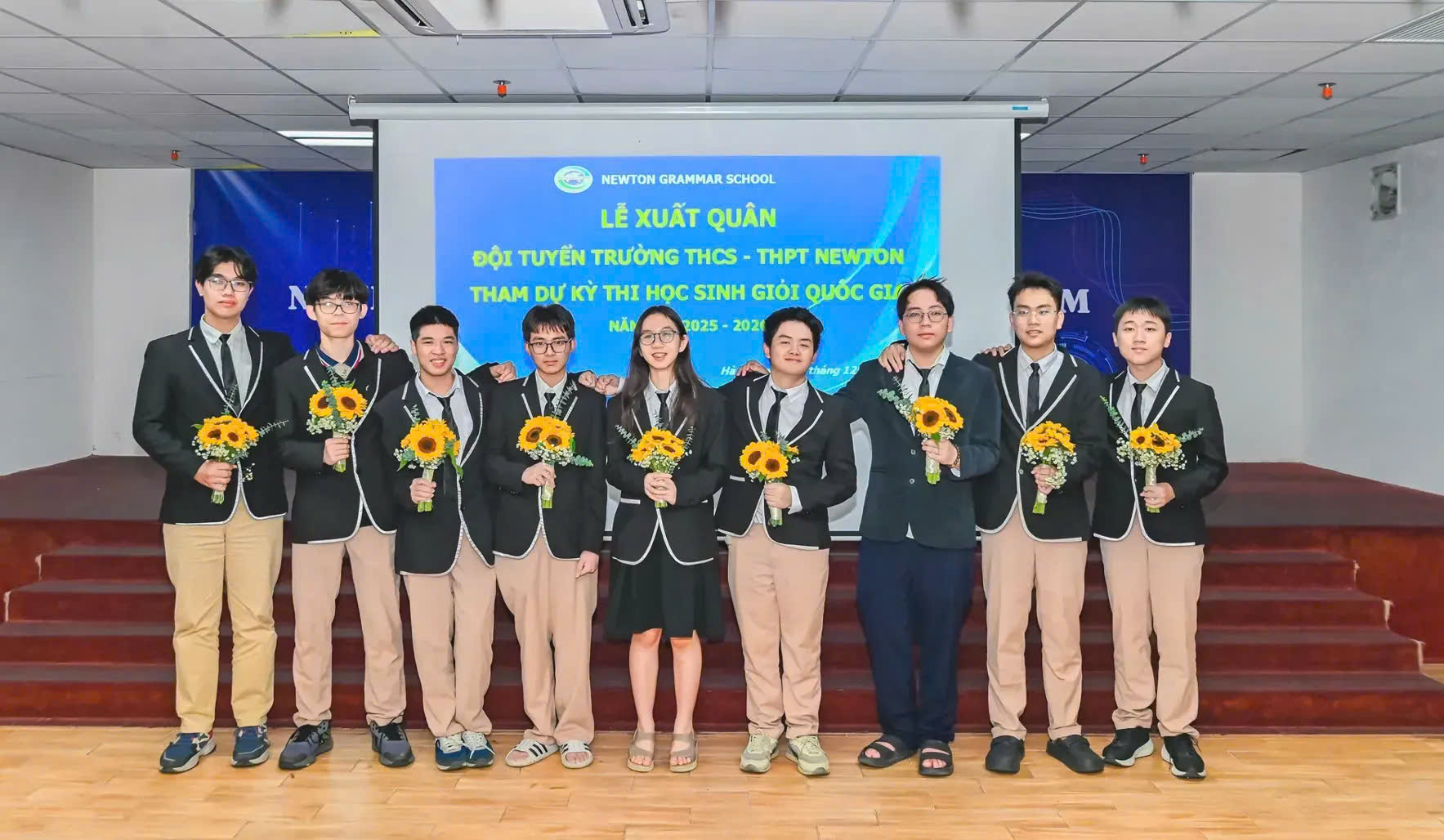 Đội tuyển học sinh Trường THCS &ndash; THPT Newton tại lễ xuất qu&acirc;n tham dự Kỳ thi học sinh giỏi Quốc gia THPT năm học 2025&ndash;2026, thể hiện quyết t&acirc;m chinh phục c&aacute;c s&acirc;n chơi học thuật đỉnh cao.