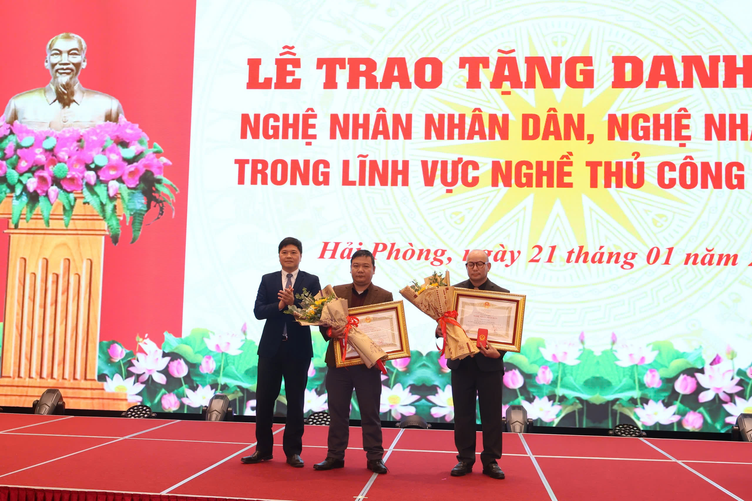 Thừa ủy quyền của Chủ tịch nước, đồng ch&iacute; Ho&agrave;ng Minh Cường, Ph&oacute; Chủ tịch UBND th&agrave;nh phố trao tặng danh hiệu &ldquo;Nghệ nh&acirc;n Nh&acirc;n d&acirc;n&rdquo; cho 2 nghệ nh&acirc;n.