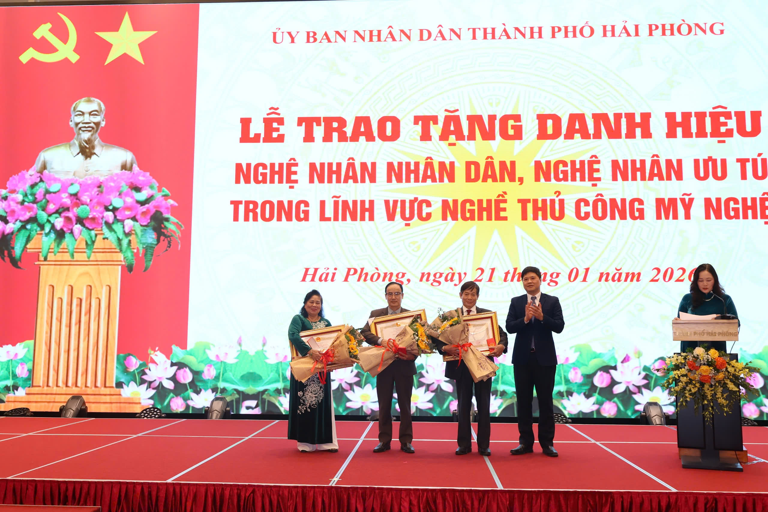Thừa ủy quyền của Chủ tịch nước, đồng ch&iacute; Ho&agrave;ng Minh Cường, Ph&oacute; Chủ tịch UBND th&agrave;nh phố trao tặng danh hiệu &ldquo;Nghệ nh&acirc;n Ưu t&uacute;&rdquo; cho 3 nghệ nh&acirc;n.