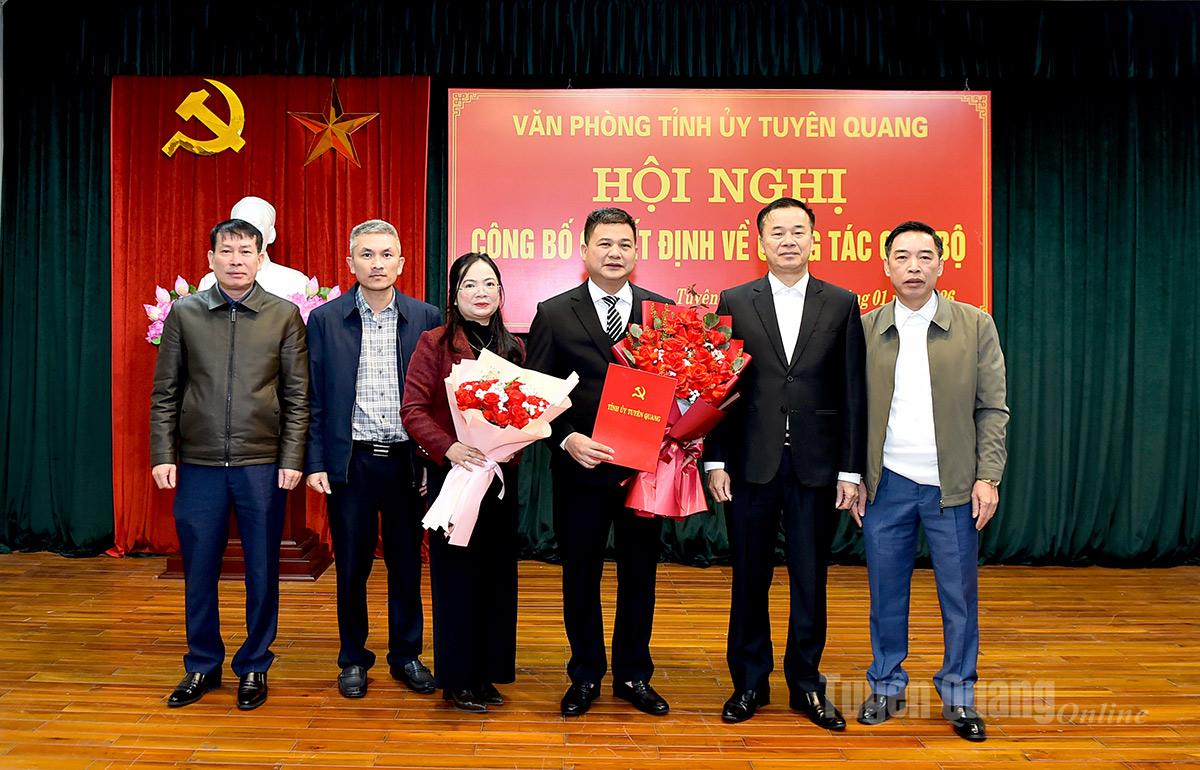 L&atilde;nh đạo Ban Tổ chức, Văn ph&ograve;ng Tỉnh ủy v&agrave; x&atilde; Quản Bạ tặng hoa ch&uacute;c mừng đồng ch&iacute; Đỗ Quang Dũng.