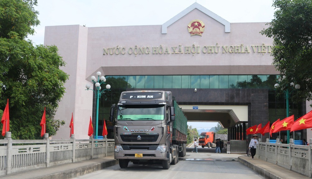 Phương tiện, h&agrave;ng h&oacute;a lưu th&ocirc;ng qua cửa khẩu quốc tế T&agrave; L&ugrave;ng (Cao Bằng). Ảnh: QA