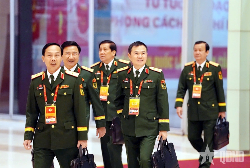 Đo&agrave;n đại biểu Đảng bộ Qu&acirc;n đội tiến v&agrave;o hội trường thực hiện c&aacute;c nội dung ng&agrave;y l&agrave;m việc của Đại hội. Ảnh: TRỌNG HẢI