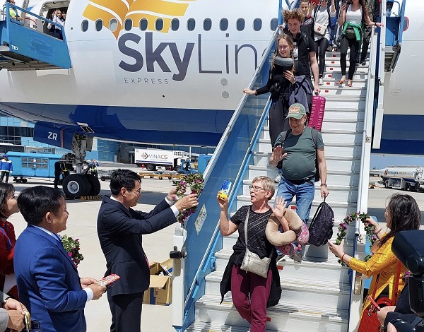 L&atilde;nh đạo tỉnh Kh&aacute;nh H&ograve;a thường xuy&ecirc;n tham gia c&ugrave;ng c&aacute;c sở, ng&agrave;nh li&ecirc;n quan ra tận cầu thang m&aacute;y bay đ&oacute;n c&aacute;c chuyến bay mới mở tới Cảng HKQT Cam Ranh