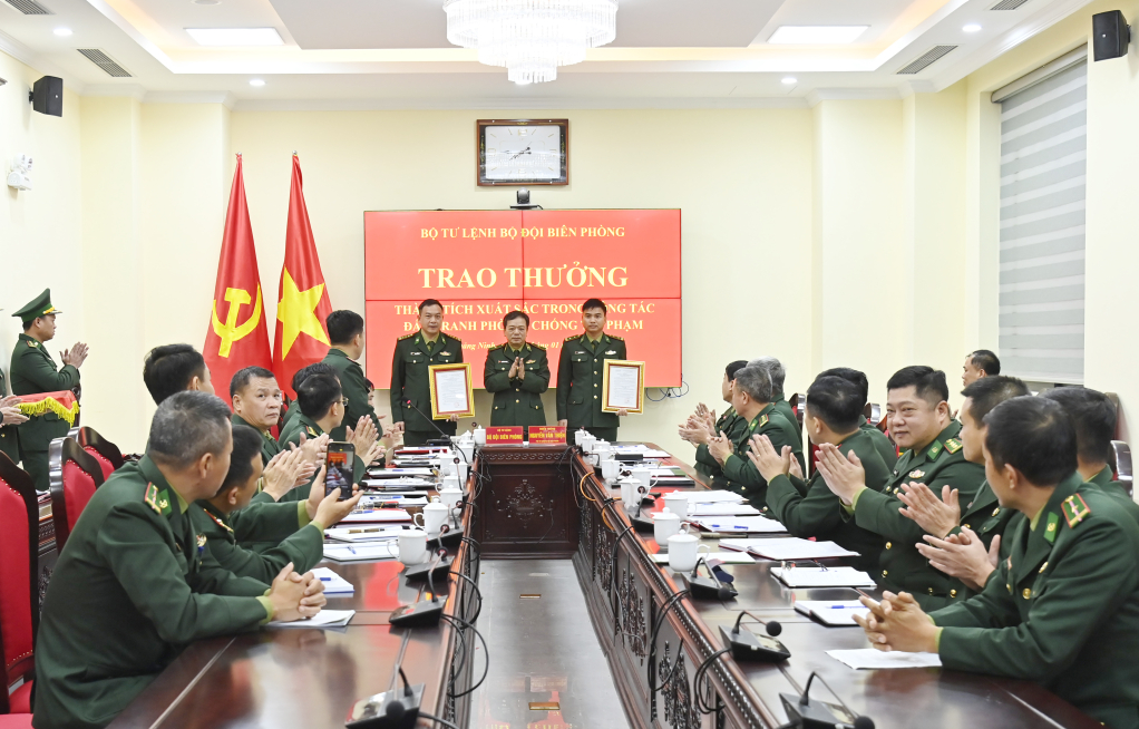 Thiếu tướng Nguyễn Văn Thiện trao thưởng cho các đơn vị Thiếu tướng Nguyễn Văn Thiện trao thưởng cho các đơn vị