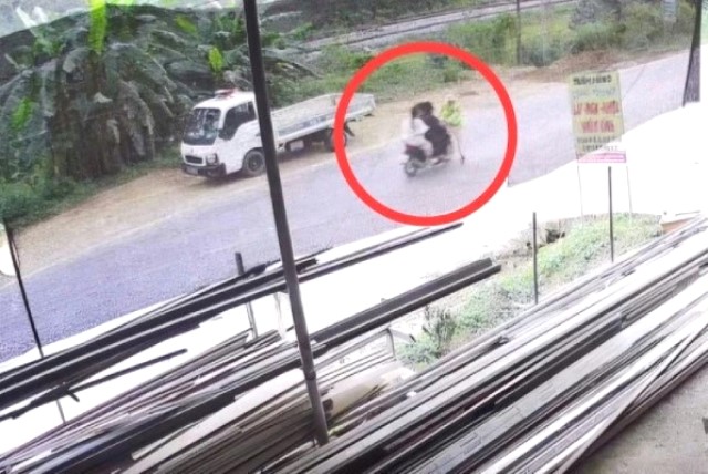 Quảng Trị: Xe máy chở 3 người không chấp hành hiệu lệnh, tông trọng thương CSGT