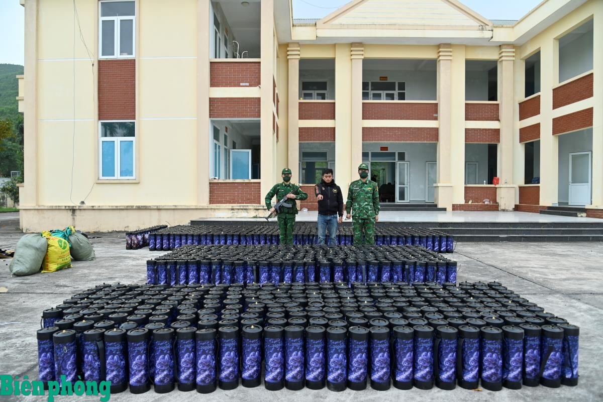 Quảng Ninh: Trao thưởng "nóng" vụ bắt giữ hơn 1.300 bình khí cười trên biển