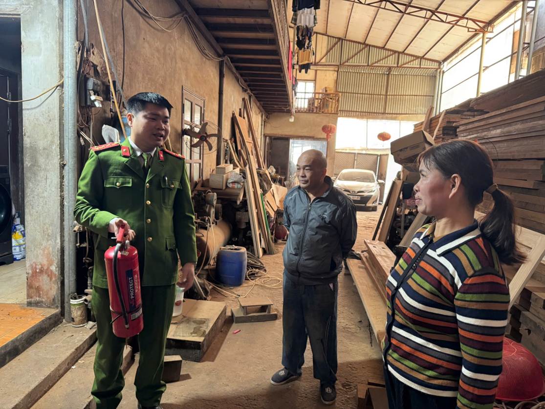 Phường Việt Hưng siết chặt an toàn PCCC tại cơ sở sản xuất, kho hàng có nguy cơ cháy nổ cao