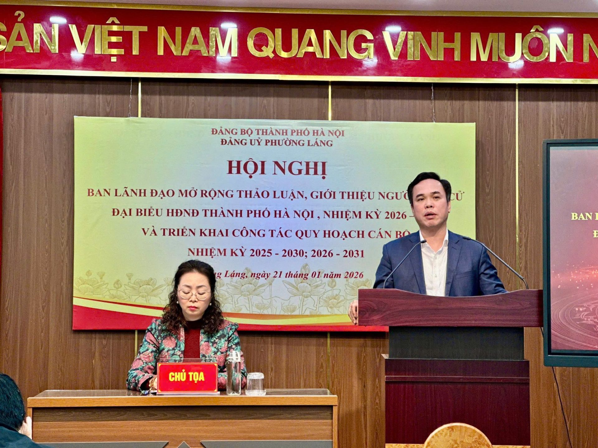 Đồng chí Nguyễn Hồng Dân – Bí thư Đảng ủy, Chủ tịch HĐND phường Láng phát biểu tại hội nghị. Đồng chí Nguyễn Hồng Dân – Bí thư Đảng ủy, Chủ tịch HĐND phường Láng phát biểu tại hội nghị.