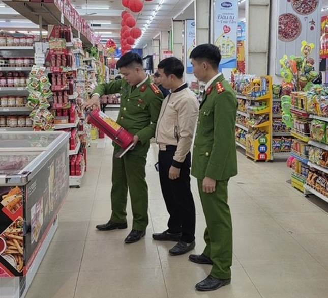 Tăng cường kiểm tra an toàn PCCC và CNCH tại các chợ, siêu thị ở xã Vật Lại và xã Quảng Oai