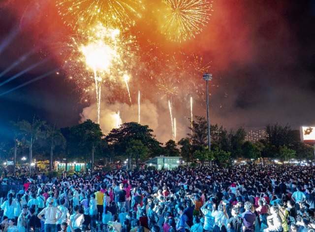 Bầu trời Quy Nhơn sẽ lại rực rỡ ph&aacute;o hoa. Trong ảnh: M&agrave;n bắn ph&aacute;o hoa mừng năm mới Ất Tỵ tại Quy Nhơn. Ảnh: Dũng Nh&acirc;n.