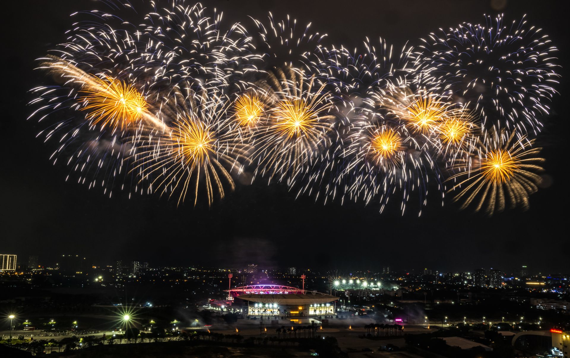 Chương tr&igrave;nh ch&iacute;nh thức dự kiến sẽ c&oacute; 6 đợt bắn xuy&ecirc;n suốt, kh&eacute;p lại l&agrave; m&agrave;n tr&igrave;nh diễn tầm cao 15 ph&uacute;t. Ảnh: Sun Group