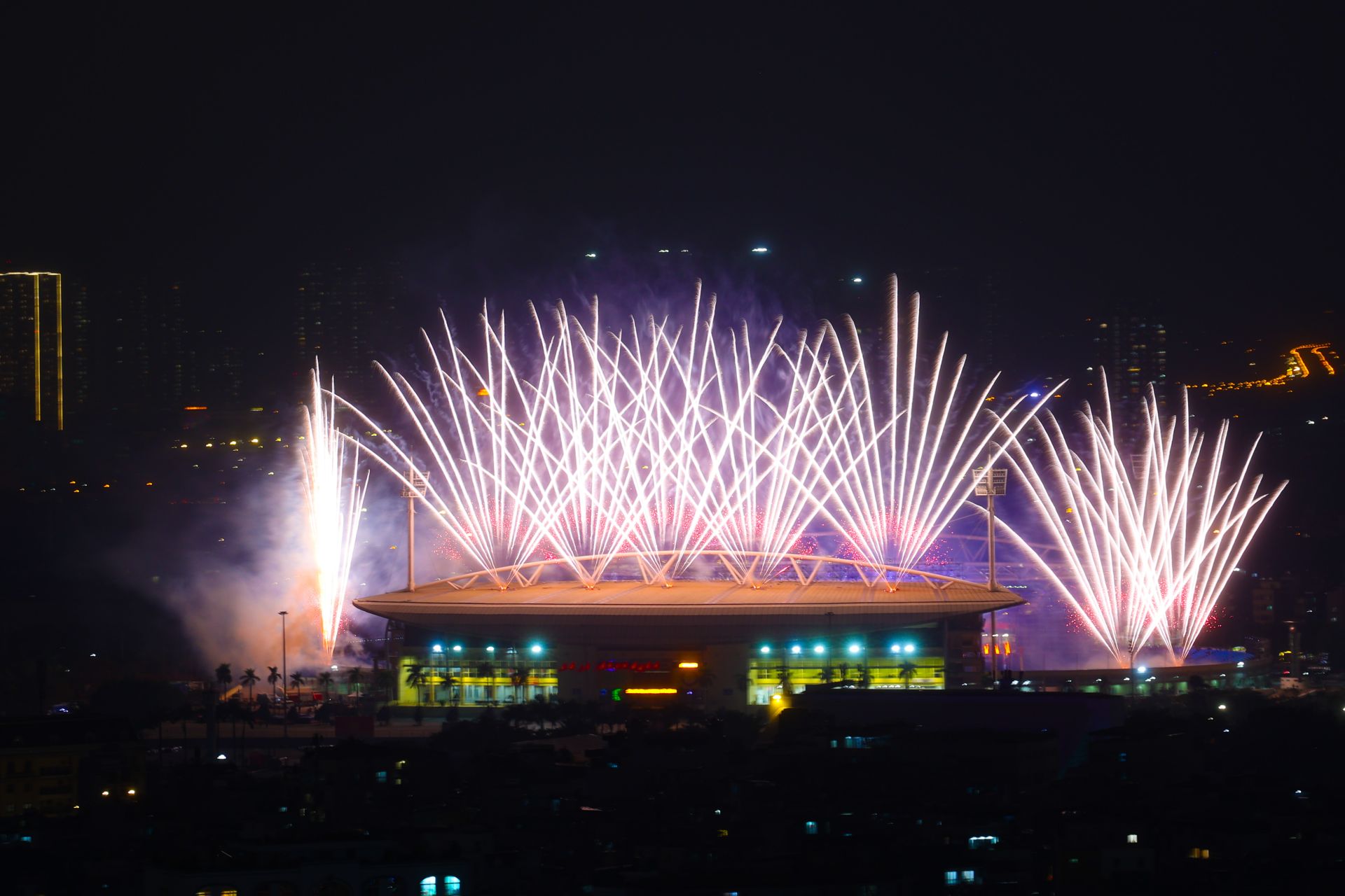 Khoảnh khắc ph&aacute;o hoa b&ugrave;ng nổ rực rỡ tr&ecirc;n bầu trời thủ đ&ocirc; trong tối tổng duyệt 21/1. Ảnh: Sun Group