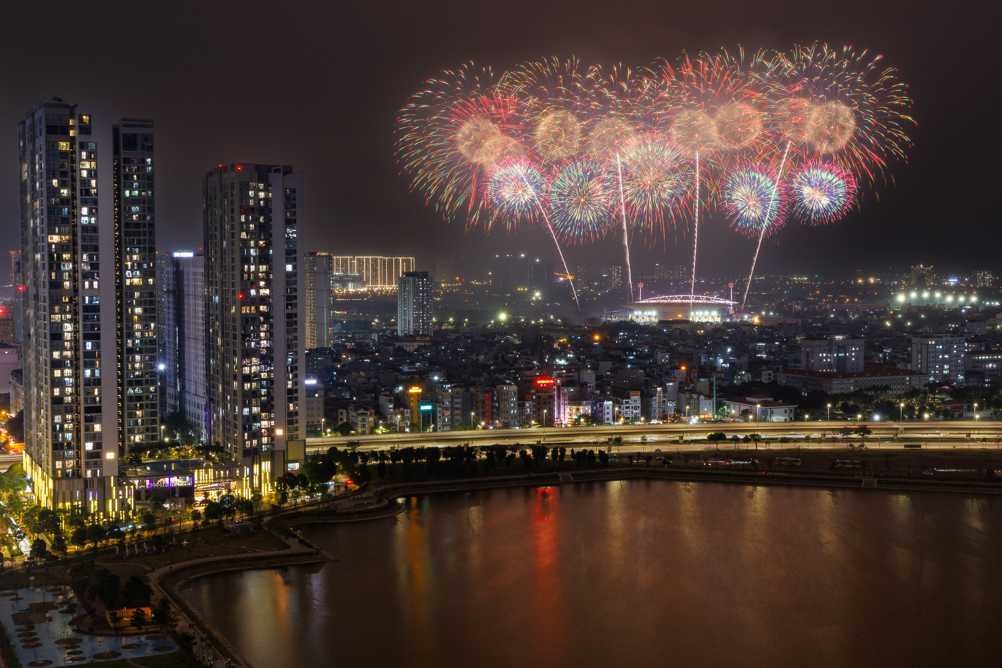 Những chủng loại ph&aacute;o lần đầu ti&ecirc;n xuất hiện tại Việt Nam c&ugrave;ng hiệu ứng nghệ thuật lập tr&igrave;nh ri&ecirc;ng cho đại nhạc hội. Ảnh: Sun Group