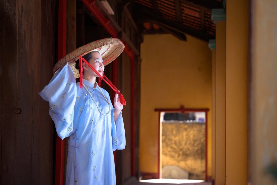 Bạn Phạm Thị Huệ Phương tại đình làng Tú Luông - phường Tiến Thành với cổ phục truyền thống. Bạn Phạm Thị Huệ Phương tại đình làng Tú Luông - phường Tiến Thành với cổ phục truyền thống.