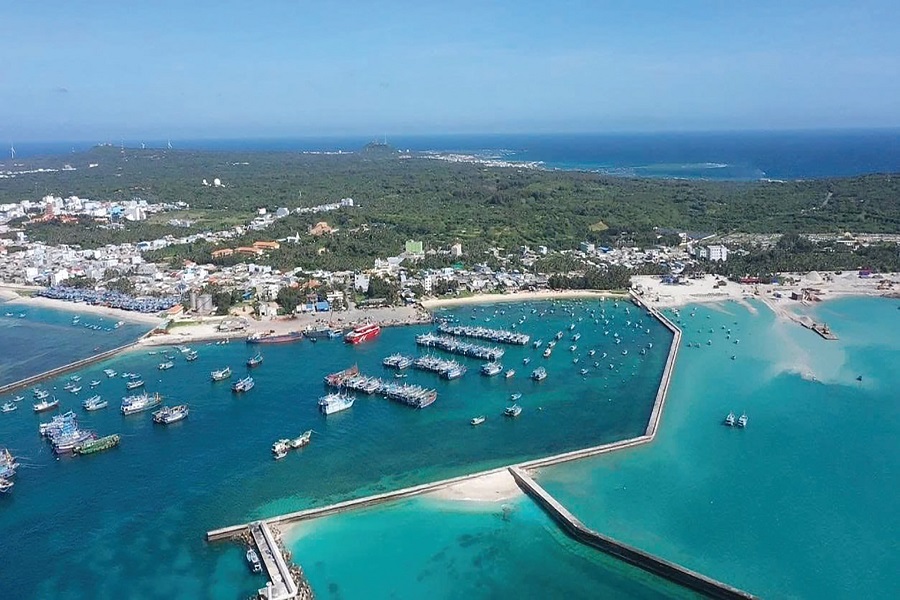 Đặc khu Ph&uacute; Qu&yacute; nh&igrave;n từ hướng biển v&agrave;o đất liền.