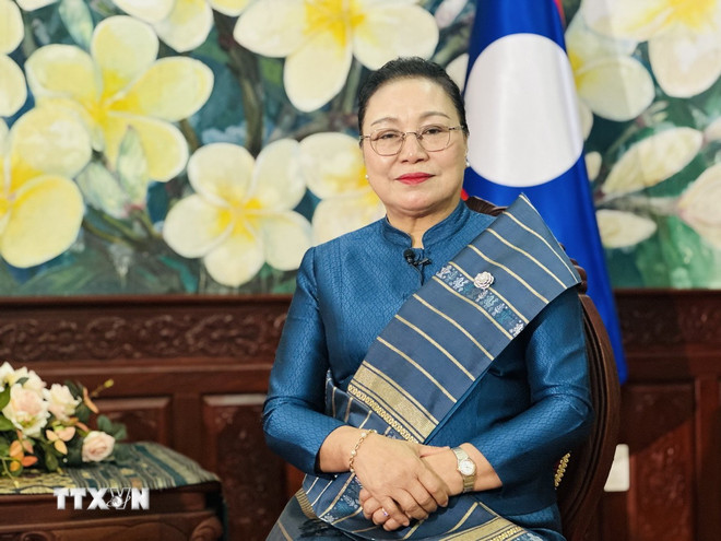 Đại sứ L&agrave;o tại Việt Nam Khamphao Ernthavanh trả lời phỏng vấn. (Ảnh: Việt Đức/TTXVN)