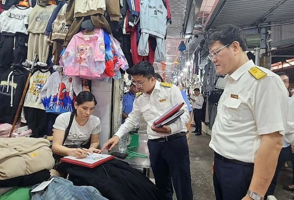 C&ocirc;ng chức Thuế TP. Hải Ph&ograve;ng hường dẫn hộ kinh doanh l&agrave;m thủ tục k&ecirc; khai thuế. Ảnh: TBTC