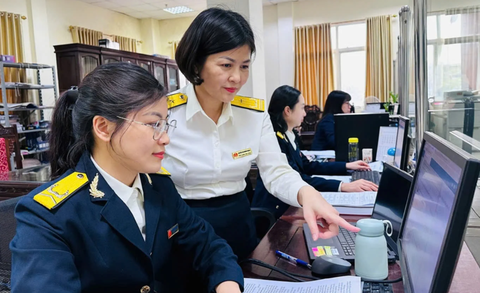 Hoạt động nghiệp vụ của c&ocirc;ng chức ng&agrave;nh Thuế. Ảnh: TBTC