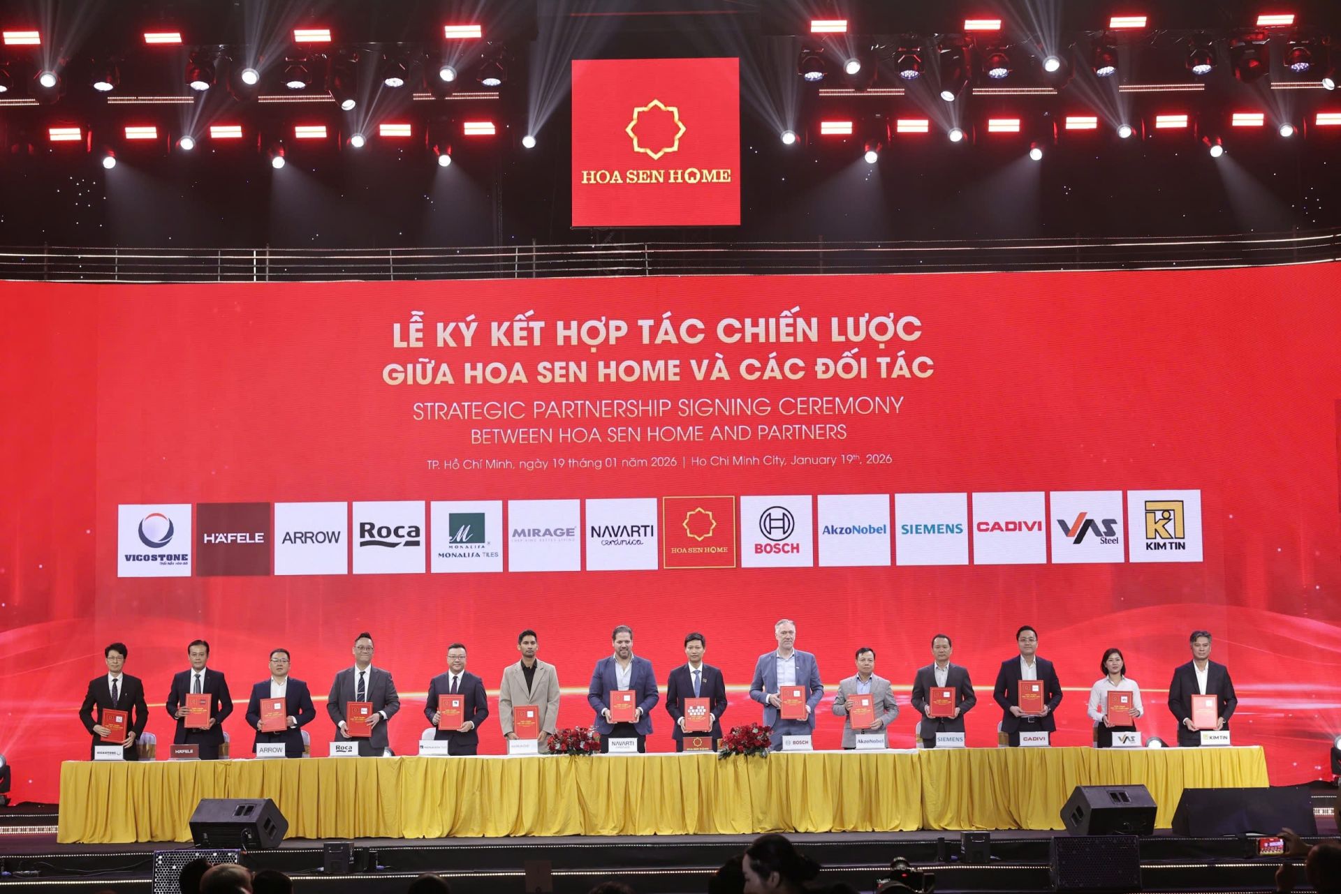 Lãnh đạo Công ty Cổ phần Hoa Sen Home và các đối tác trong và ngoài nước thực hiện nghi thức ký kết hợp tác chiến lược, đánh dấu bước phát triển mới trong định hướng xây dựng hệ sinh thái phân phối vật liệu xây dựng và nội thất quy mô lớn tại Việt Nam Lãnh đạo Công ty Cổ phần Hoa Sen Home và các đối tác trong và ngoài nước thực hiện nghi thức ký kết hợp tác chiến lược, đánh dấu bước phát triển mới trong định hướng xây dựng hệ sinh thái phân phối vật liệu xây dựng và nội thất quy mô lớn tại Việt Nam