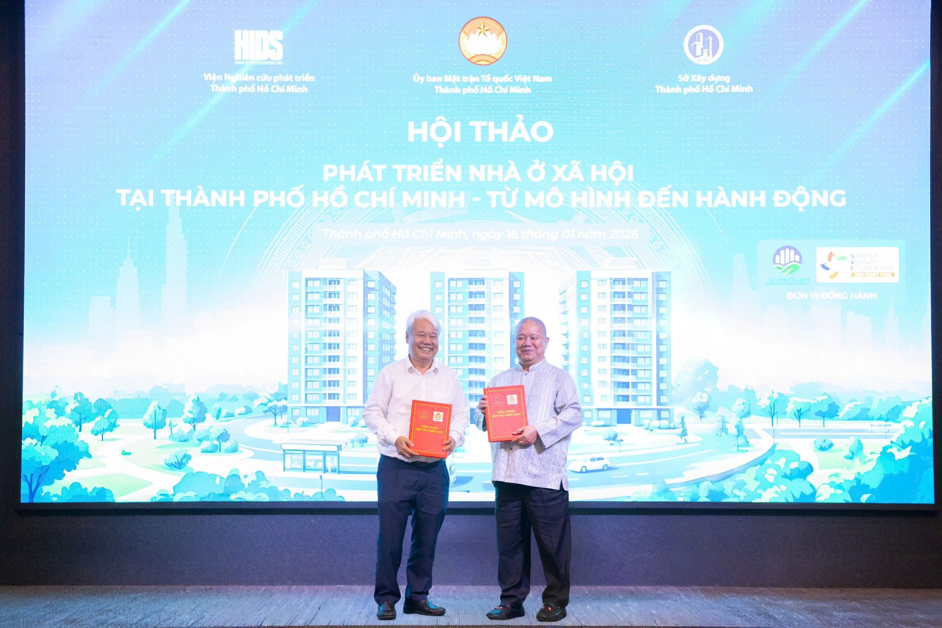 Lãnh đạo Tập đoàn Hoa Sen và Liên đoàn Lao động TP. Hồ Chí Minh trao thỏa thuận hợp tác chiến lược triển khai đề án phát triển nhà ở xã hội cho công nhân, người lao động, trong khuôn khổ Hội thảo “Phát triển nhà ở xã hội tại TP. Hồ Chí Minh – Từ mô hình đến hành động” Lãnh đạo Tập đoàn Hoa Sen và Liên đoàn Lao động TP. Hồ Chí Minh trao thỏa thuận hợp tác chiến lược triển khai đề án phát triển nhà ở xã hội cho công nhân, người lao động, trong khuôn khổ Hội thảo “Phát triển nhà ở xã hội tại TP. Hồ Chí Minh – Từ mô hình đến hành động”