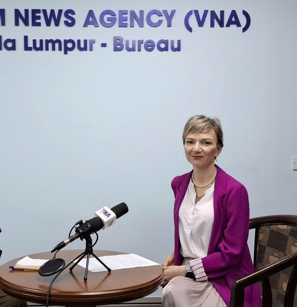 Tiến sĩ Julia Roknifard, giảng viên cao cấp về quan hệ quốc tế tại Trường đại học Taylor (Malaysia) trả lời phỏng vấn TTXVN tại Kuala Lumpur. (Ảnh: Thành Trung/PV TTXVN tại Malaysia) Tiến sĩ Julia Roknifard, giảng viên cao cấp về quan hệ quốc tế tại Trường đại học Taylor (Malaysia) trả lời phỏng vấn TTXVN tại Kuala Lumpur. (Ảnh: Thành Trung/PV TTXVN tại Malaysia)