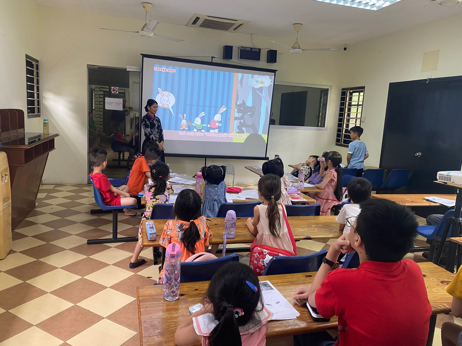 Chị Nguyễn Thị Li&ecirc;n đang dạy ở một lớp học của C&acirc;u lạc bộ Tiếng Việt tại Malaysia. (Ảnh do nh&acirc;n vật cung cấp).