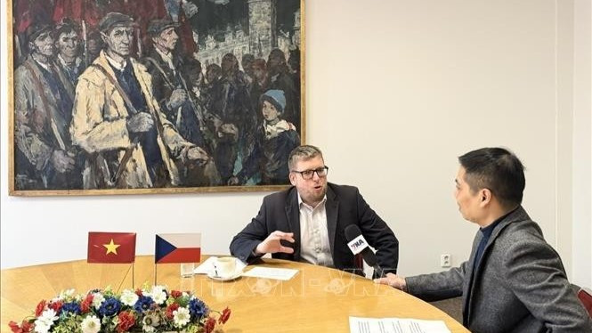 &Ocirc;ng Milan Krajca trả lời phỏng vấn ph&oacute;ng vi&ecirc;n TTXVN tại Praha. (Ảnh: Ngọc Long/TTXVN)