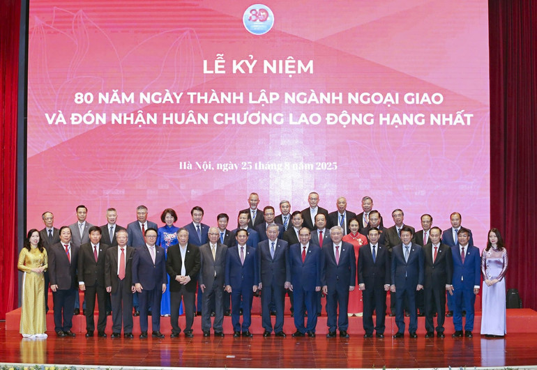 Tổng B&iacute; thư T&ocirc; L&acirc;m chụp ảnh kỷ niệm với nguy&ecirc;n c&aacute;c l&atilde;nh đạo Bộ Ngoại giao v&agrave; c&aacute;c đại biểu tham dự Lễ kỷ niệm 80 năm th&agrave;nh lập ng&agrave;nh Ngoại giao Việt Nam (28/8/1945-28/8/2025), ng&agrave;y 25/8/2025. (Ảnh: Bộ Ngoại giao)