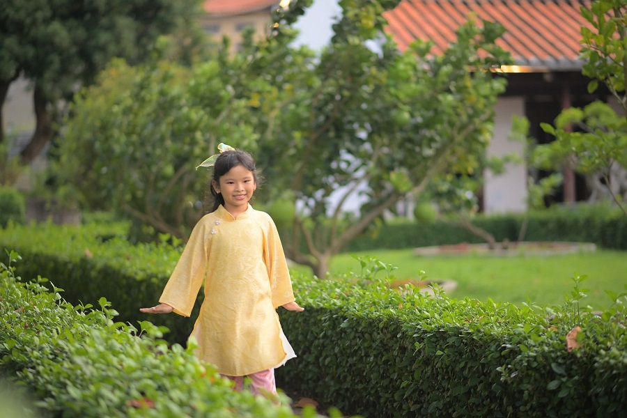 Nhiều phụ huynh không chỉ chụp cho mình, còn đưa con gái đến Trường Dục Thanh (tỉnh Lâm Đồng) để chụp ảnh và kể cho con nghe về lịch sử của ngôi trường này. Trong ảnh là con gái của bạn Nhật Linh Nhiều phụ huynh không chỉ chụp cho mình, còn đưa con gái đến Trường Dục Thanh (tỉnh Lâm Đồng) để chụp ảnh và kể cho con nghe về lịch sử của ngôi trường này. Trong ảnh là con gái của bạn Nhật Linh