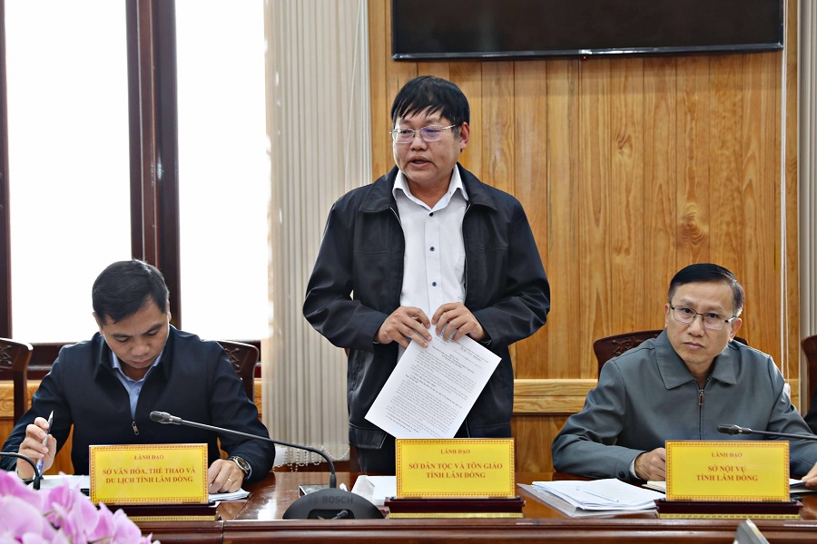 Ông Nguyễn Minh Tân, Phó Giám đốc Sở Dân tộc và Tôn giáo tỉnh Lâm Đồng, thành viên Ban Chỉ đạo báo cáo tình hình triển khai thuộc nhiệm vụ của đơn vị Ông Nguyễn Minh Tân, Phó Giám đốc Sở Dân tộc và Tôn giáo tỉnh Lâm Đồng, thành viên Ban Chỉ đạo báo cáo tình hình triển khai thuộc nhiệm vụ của đơn vị