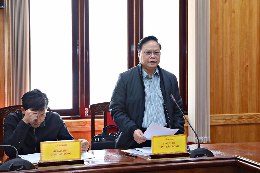 Ông Phạm Quốc Hùng, Trưởng Thống kê tỉnh Lâm Đồng, Phó trưởng Ban Thường trực Ban Chỉ đạo báo cáo tình hình tổ chức thực hiện thời gian qua Ông Phạm Quốc Hùng, Trưởng Thống kê tỉnh Lâm Đồng, Phó trưởng Ban Thường trực Ban Chỉ đạo báo cáo tình hình tổ chức thực hiện thời gian qua