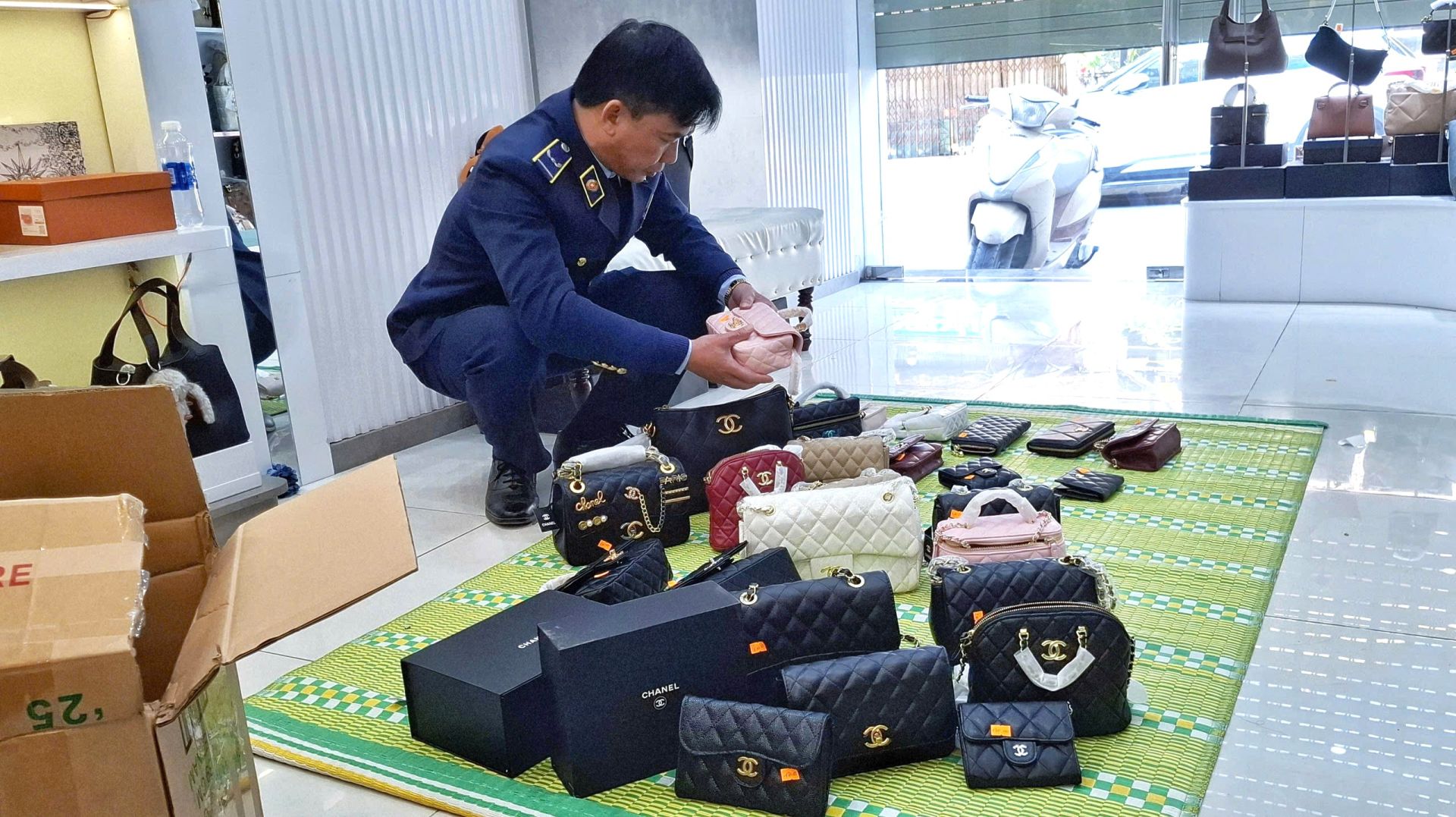 Đội Quản l&yacute; thị trường số 8 tăng cường kiểm tra, xử l&yacute; vi phạm trong đợt cao điểm Tết Nguy&ecirc;n đ&aacute;n B&iacute;nh Ngọ 2026