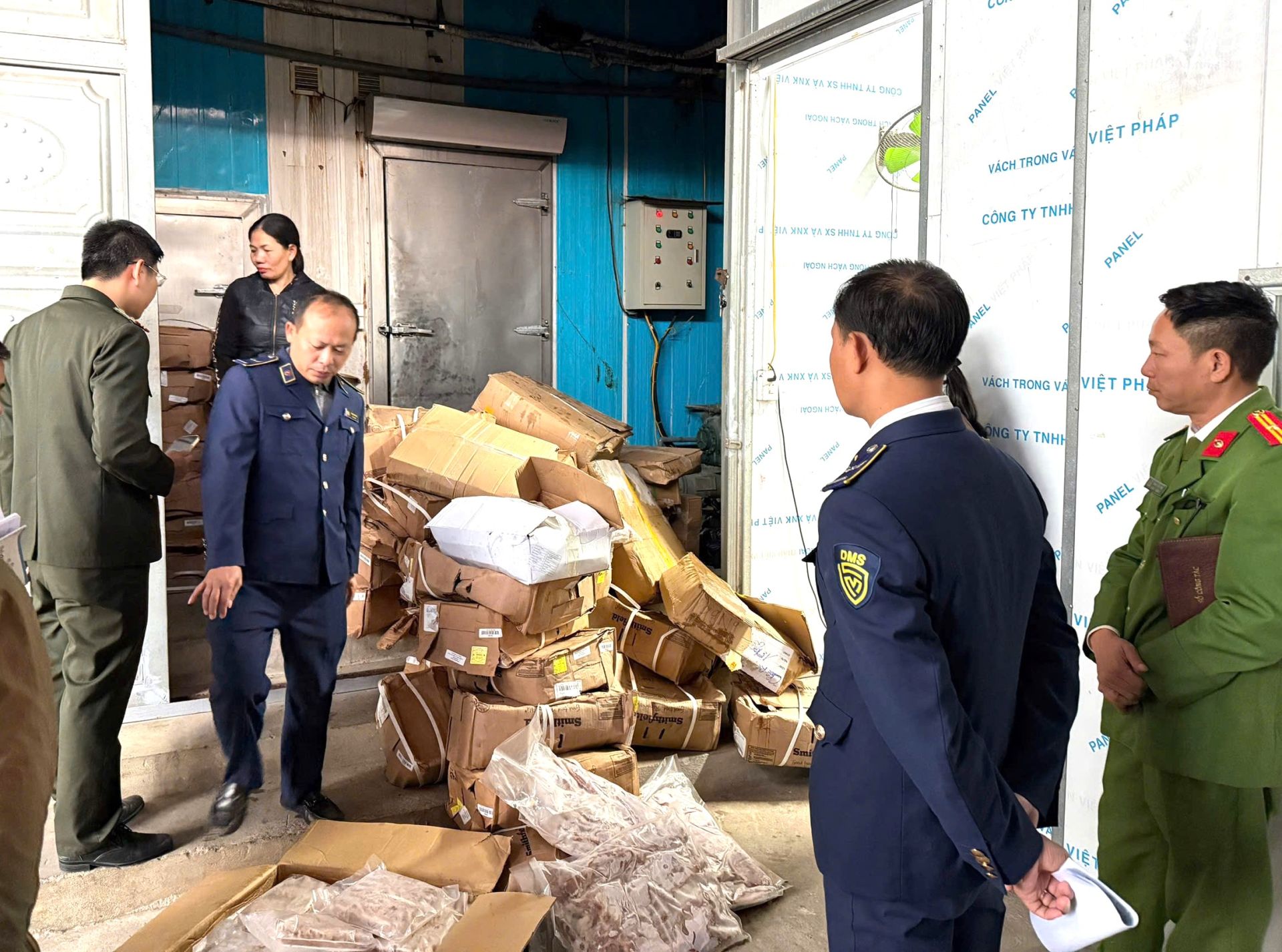 Quản l&yacute; thị trường số 12 kiểm tra, xử l&yacute; doanh nghiệp kinh doanh thực phẩm kh&ocirc;ng r&otilde; nguồn gốc,