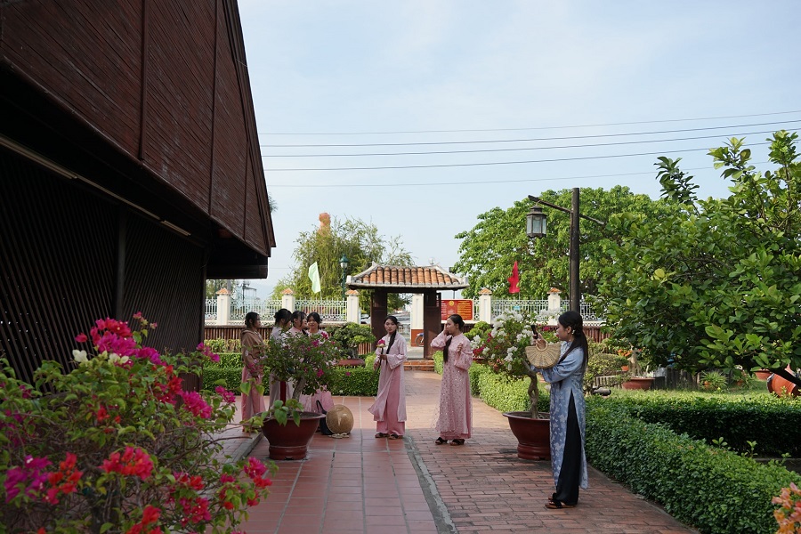 Sau kỳ thi, học sinh sinh, viên đổ xô chụp ảnh với trang phục áo dài đón Tết Sau kỳ thi, học sinh sinh, viên đổ xô chụp ảnh với trang phục áo dài đón Tết