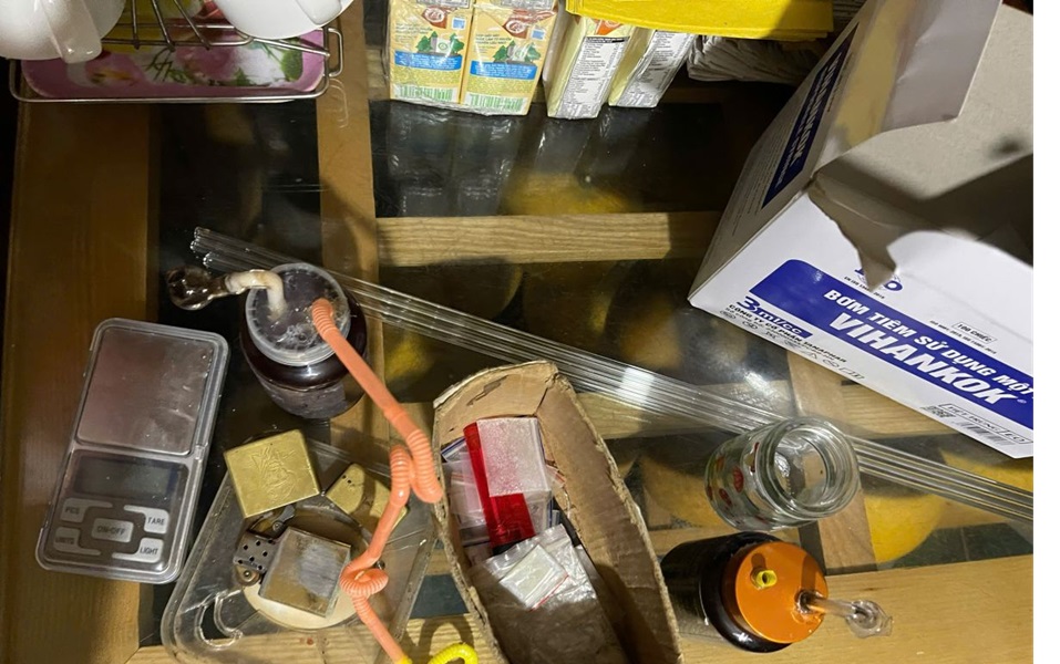 Đối tượng Đào Công Sự và tang vật thu giữ khi khám xét Đối tượng Đào Công Sự và tang vật thu giữ khi khám xét